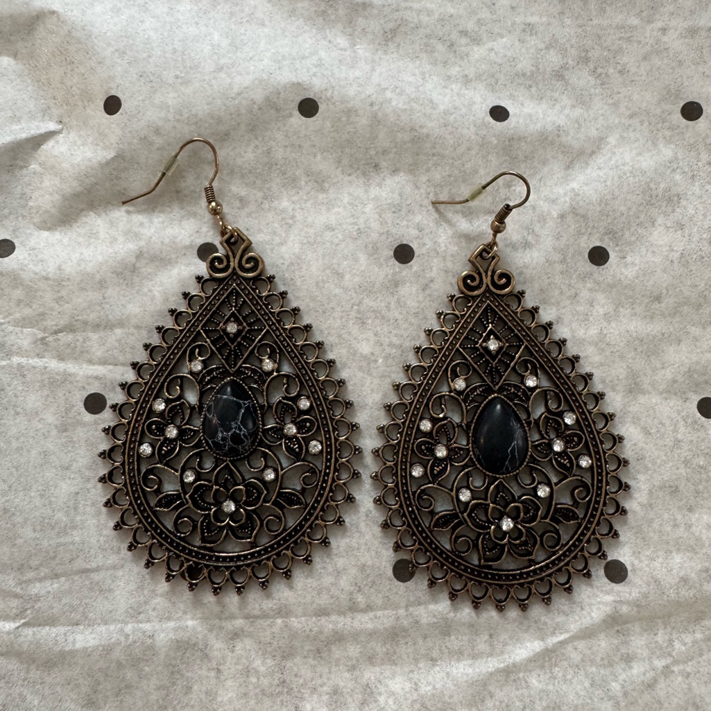 Charlotte Russe Black And Gold Teardrop Earrings 11$